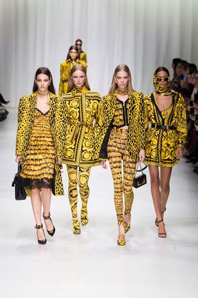 versace vestidos fashion week 2018|versace vogue collection.